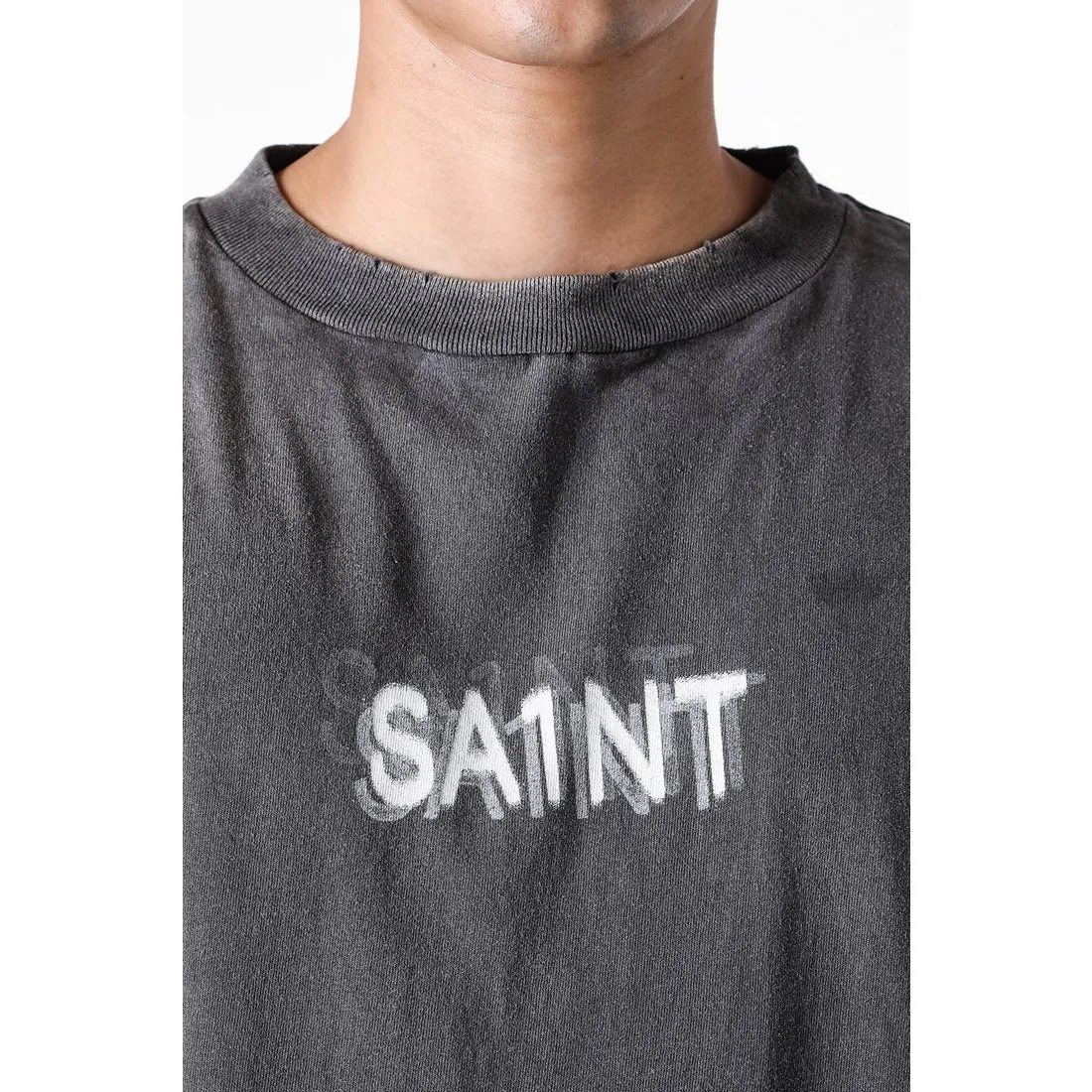 SAINT Mxxxxxx SEVEN DEADLY SS TEE/BLK Phantom SAINT Seven Deadly Sins Printed TEE Washed Black S-XL Look for cylindrical fabrics with no side seams. Don’t buy open width fabrics anymore. It’s boring. Assute garments are dyed. The whole piece is sprayed with Ma Liu. Then spray the heavy parts to fade. The collar and cuffs are frayed. Many hangings are frayed. Accessories are complete. Customized original consistent main mark/wash mark/little angel anti-counterfeiting mark.